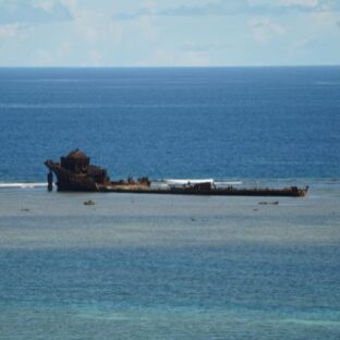 【座礁船】一体なにがあった？海の上の朽ちた船【西表島】