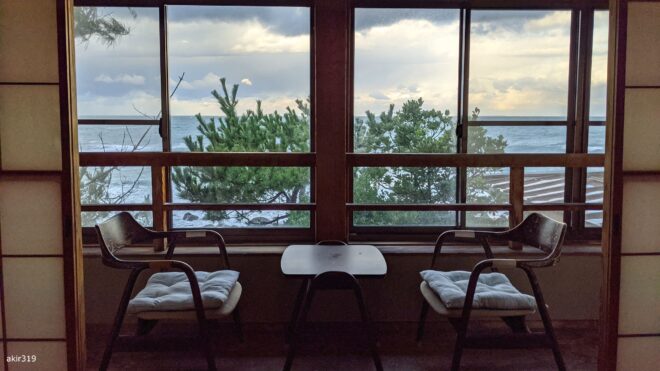 日本海を臨む客室